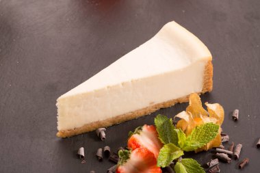 Klasik cheesecake kum bir tabaka ile bir limon kabuğu ve vanilya şeker kurutulmuş.
