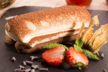 Mascarpone peynir, rendelenmiş çikolata ile hava tatlı çikolata tıraş ile servis edilir