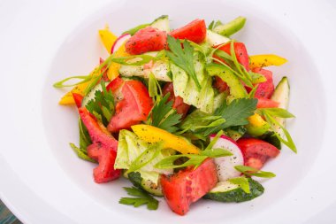 Marul yaprakları ve maydanoz, taze sebze salatası Arap darphane sarımsak, zeytinyağı ve limon suyu sos ile