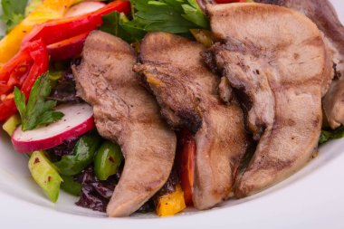 Salata koyun eti uvulas kiraz domates, bir bahçe turp, Yeşiller, soyunma dan zeytinyağı sarımsak ile gelen