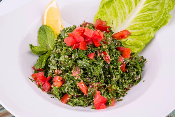 La ensalada de perejil cortada en jugo de limón y salsa de menta, con aceite de oliva — Foto de Stock