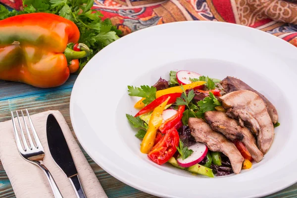 Mutton uvulas with salad and paprika, is served in dressing from olive oil — Stock Photo, Image