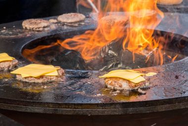 Yanıyor peynirli kızarmış pirzola