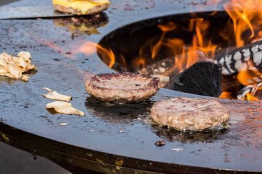 Kömürün üstünde kızarmış biftek pirzola
