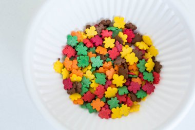 Kek için hazırlanan broşürler şeklinde şekerlemeler süsleme