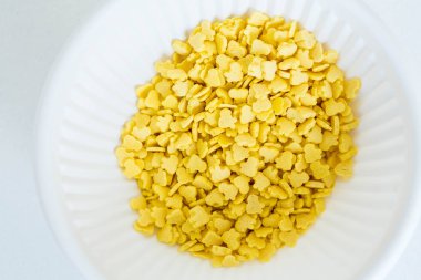 Kekler ve tatlılar için sarı süsleme