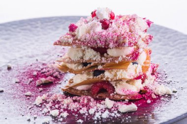 Tatlı berry Milfy bunu mascarpone kireç ile köpük ile