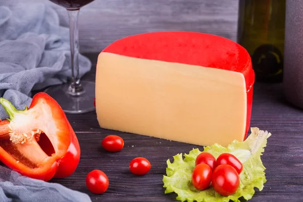 Порезанный сыр с красным перцем и помидорами и листком салата — стоковое фото