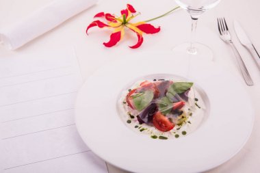 Peynir tatlı domates ve genç pancar, çilek ve bir fesleğen ile bir stachatell şeffaf domates su jöle ile süslüdür