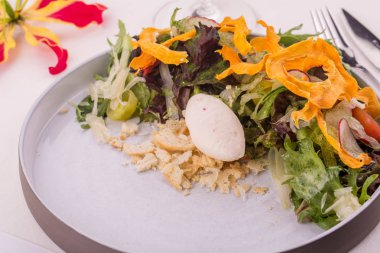 Parmesan sos yerine dondurma kurutulmuş domates, marul yaprakları ve bir bahçe turp salatası ile servis edilir