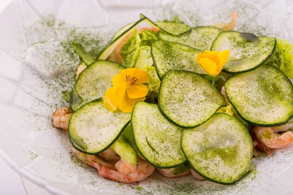 Udang Kamchatka, disajikan dengan acar salad zucchini, krim dengan telur dan kapers — Stok Foto