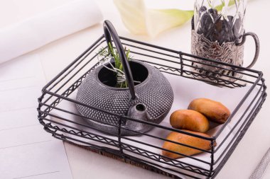 Tavuk maydanoz ve biberiye, yeşillikleri ile bir çaydanlık pies lahana, mantar ve bir ördek ile hizmet