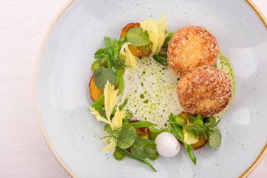 Pike levrek Beşamel sos, yeşillik ve Bıldırcın yumurta ile ekşi krema soslu patates kızartması ile servis edilir