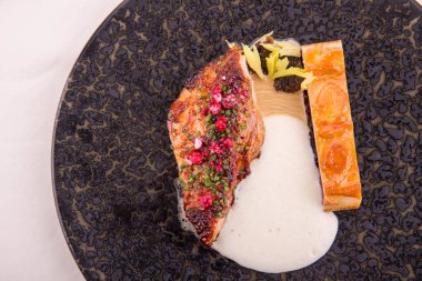 Tavuk kızartma, pasta blackcurrant ve bilberry bir girasol ile ile servis edilir