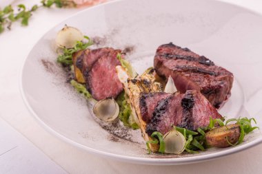 Lahana, patates kızartması ve soğan ile bir ızgarada kızartılmış sığır eti sos içinde