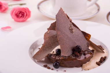 Dondurma, karamelli puding fiş gelen çilek ile siyah ekmek ile servis edilir