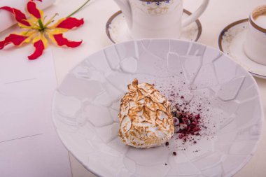 Tatlı buzdağı. Dondurma üç tür. Ahududu, blackcurrant ve papatya dondurma, zemin bilberry ve blackcurrant bilberry sos ile servis edilir