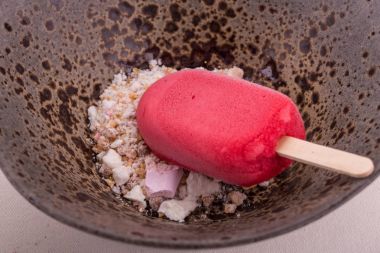 Dondurma crimson Tarhun ile shipuchka ile servis edilir