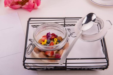 Keçi peynir taze meyveleri ve yenilebilir çiçekler ile gelen tatlı çörek