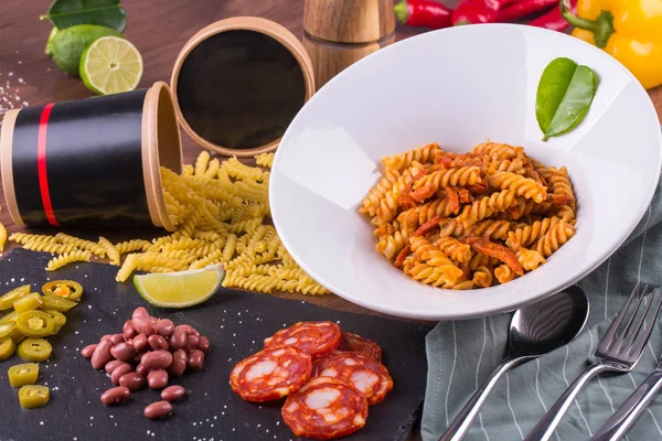 Pittige pasta met worst en peper in de Mexicaanse saus — Stockfoto