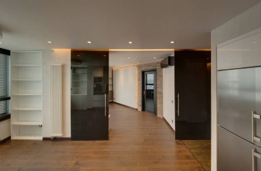 Mutfak çizim odasından büyük siyah cam kapı tarafından ayrılmıştır.