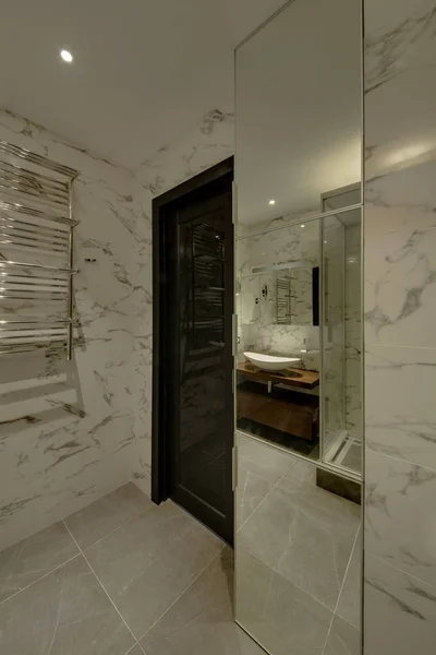 Een Badkamer Met Een Grote Spiegel Muren Van Een Verdieping — Stockfoto