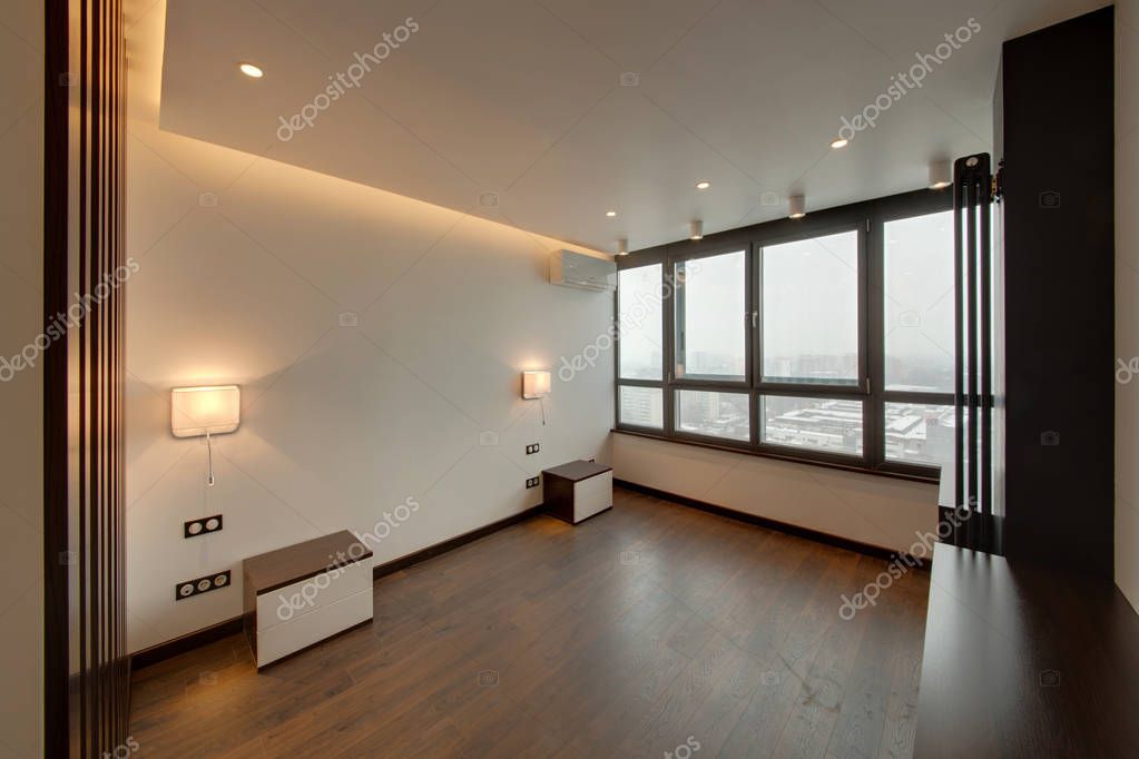 Dormitorio Con Grandes Ventanas Panorámicas Mesitas Noche Con Lámparas