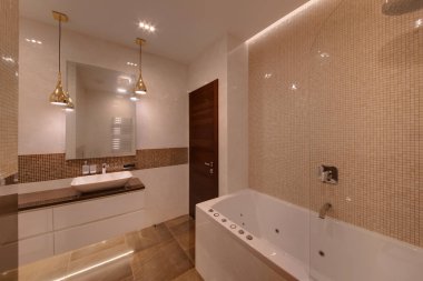 Küçük bir karo mermer gelen ışık kat ile tuvalette