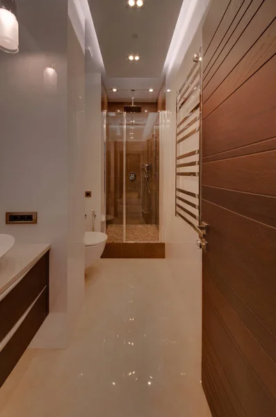 Cuarto Baño Con Inserciones Marrones Piso Brillante Blanco —  Fotos de Stock