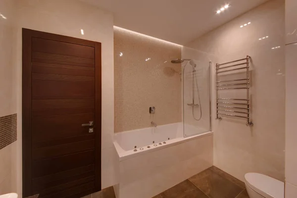 Łazienka Prostokątnych Łazienka Prysznic Brązowe Drzwi Jasne Ściany — Zdjęcie stockowe