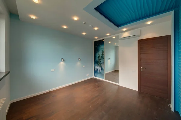 Δωμάτιο Έναν Τοίχο Μπλε Και Ενσωματωμένη Συρόμενη Ντουλάπα Καφέ Ξύλινη — Φωτογραφία Αρχείου