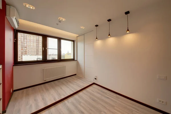 Büyük bir ahşap pencere ve lambalar ile hafif yatak odası