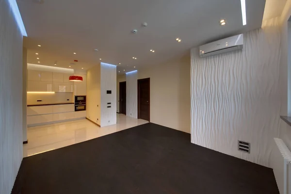 Salón Con Cocina Contenida Lámparas Suelo Madera Oscura —  Fotos de Stock