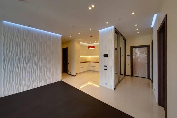 Een Salon Met Een Corridor Ingebouwde Geval Witte Keuken — Stockfoto