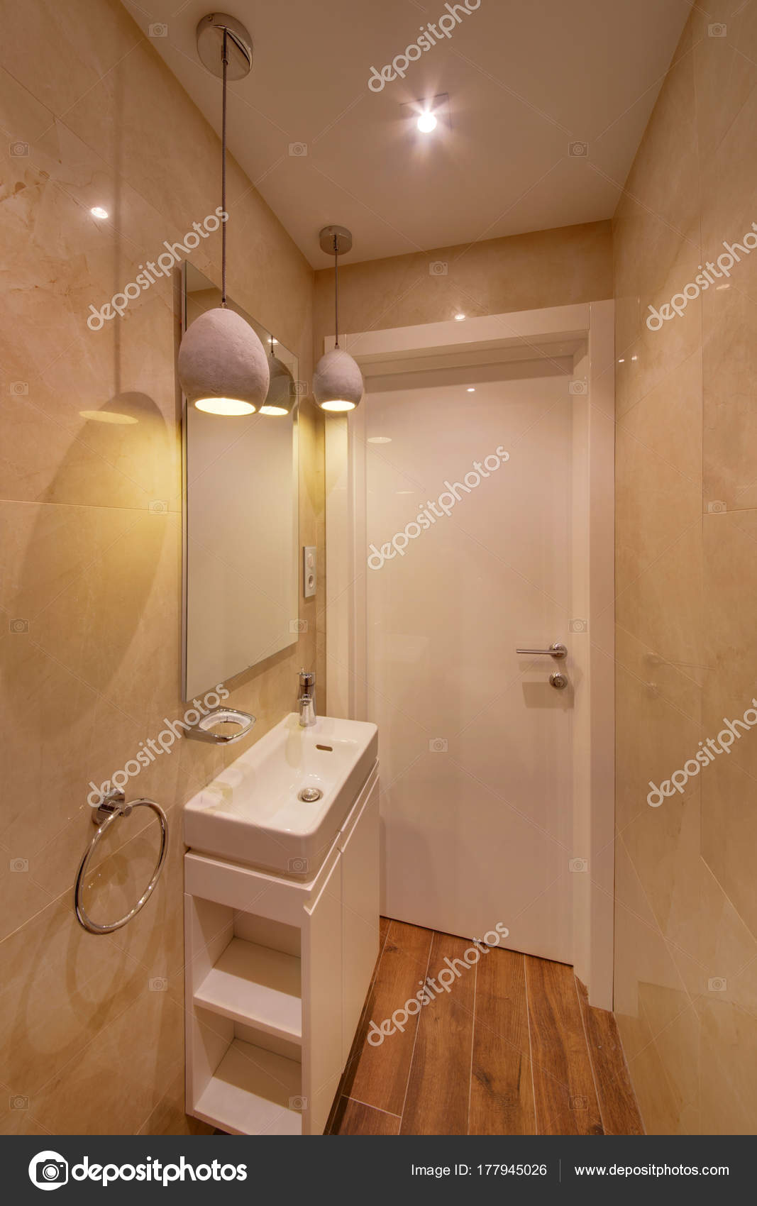 Cuarto Baño Con Paredes Luz Fregadero Blanco Bordillo Con Lámparas ... Cuarto Baño Con Paredes Luz Fregadero Blanco Bordillo Con Lámparas ...