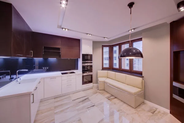 Gecombineerde Witte Keuken Met Donkere Inzetstukken Een Marmeren Vloer — Stockfoto