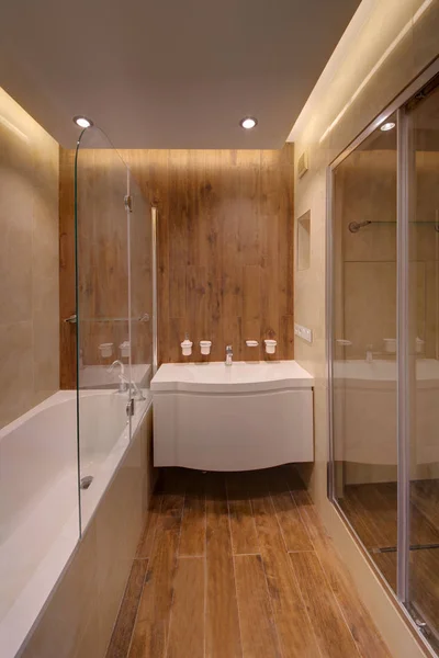 Een Badkamer Met Een Lichte Randen Onder Een Wastafel Toilet — Stockfoto