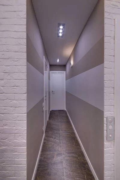 Ένα Ελαφρύ Διάδρομο Ένα Τούβλο Τοίχο Και Λευκό Πορτών — Φωτογραφία Αρχείου