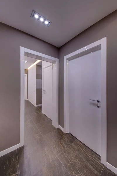 White Doors Dark Floor Gray Walls Corridor — Stock Photo, Image