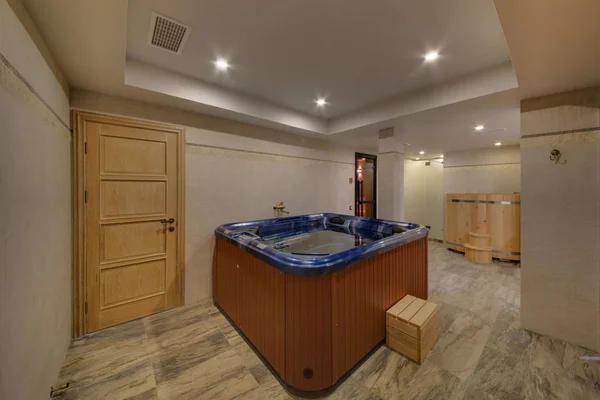 Uma Sauna Grande Jacuzzi Estilo Mármore — Fotografia de Stock