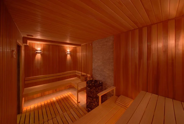 Una Sauna Madera Con Las Brasas Ardientes Sobre Las Que — Foto de Stock