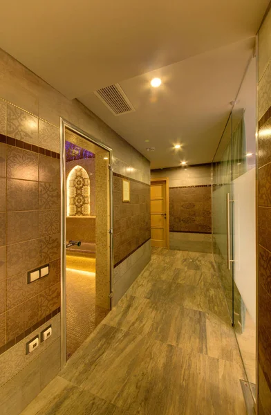 Sebuah Koridor Dengan Lantai Marmer Dan Dinding Berubin Sauna — Stok Foto