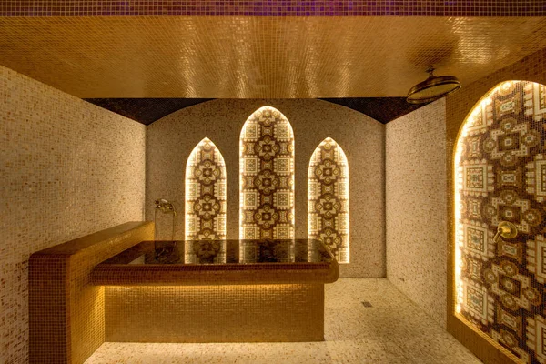 Mesa Mármol Hammam Turco Iluminación Las Paredes Suelo Baldosa Pequeña —  Fotos de Stock