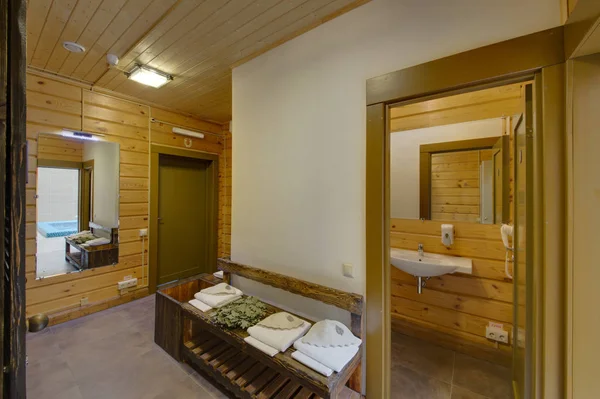 Süpürgeler, kapaklar ile oda banyo ve havlu