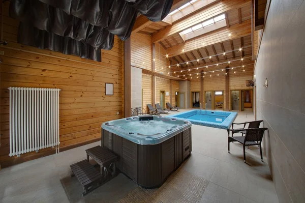 Een Jacuzzi Met Stappen Chaise Lounges Een Uitzicht Het Grote — Stockfoto