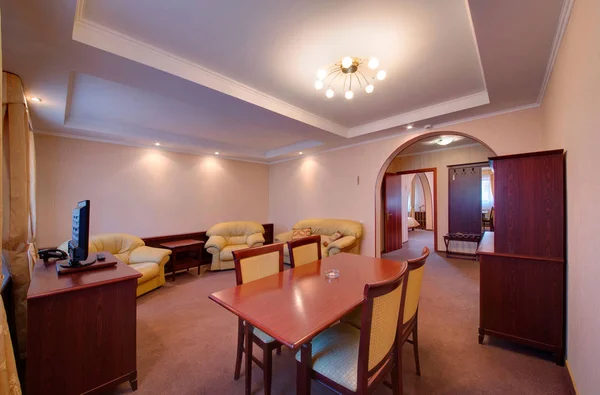 Bir Misafir Odası Büyük Ahşap Masaüstü Ile Sarı Döşemeli Mobilya — Stok fotoğraf