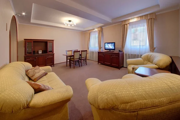 带电视机和桌面的客厅装饰黄色家具 — 图库照片
