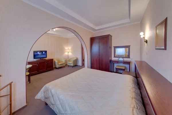 Μια Ύπνου Κρεβάτι Στην Κρεβατοκάμαρα Μπουντουάρ Και Παραγεμισμένο Σκαμπό Καθρέφτης — Φωτογραφία Αρχείου