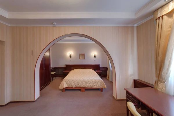 Арка Спальне Большой Кроватью Покрывалом Лампами Шкафом Одежды Письменным Столом — стоковое фото