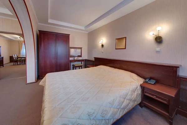 Διπλό Κρεβάτι Που Καλύπτεται Ένα Ελαφρύ Κάλυμμα Ένα Ντουλάπι Διπλού — Φωτογραφία Αρχείου